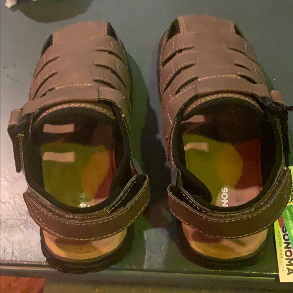Boys sandals size 1